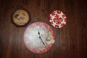 lot 20 image: Red Floral Wall Clock, Rooster Plate and Red & White Fleur dis Lis Plate