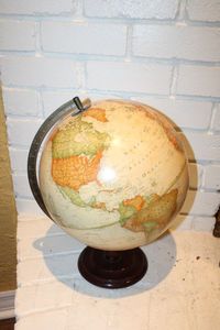 lot 21 image: Classic Style Globe