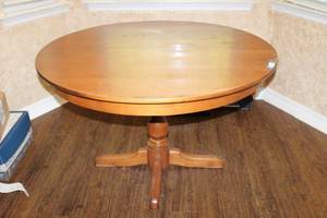 lot 26 image: Round Pedestal Kitchen Table with 2 Leaves