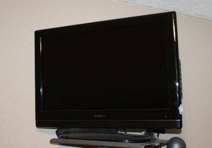 lot 32 image: Insignia TV and DVD Player Model NS-LDvd26Q-10A