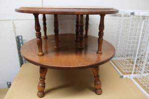 lot 45 image: Mid-Century 2-Tiered Round Side Table