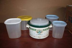lot 74 image: Rival Crockpot and 4 Storage Tubs