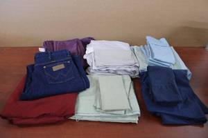 lot 120 image: Various Bed Linens and Unworn Wrangler Jeans 33 x 36