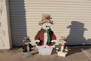 lot 125 image: Set of 3 Wooden Snowmen Yard Decorations from 20 to 40 Tall