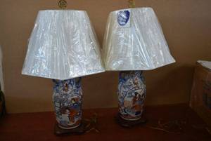 lot 100 image: Pair of Chinese Porcelain Hand Painted Table Lamps