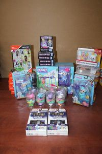 lot 251 image: Toys Fingerlings, Marvel Mini-mates, Monster High, JigglyDoos, and Little Tikes Waffle Blocks MULTIPLES