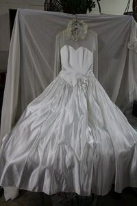 lot 260 image: Wedding Dress and Beaded Head Wreath, Please Preview