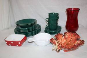 lot 261 image: Holiday Dishes as shown