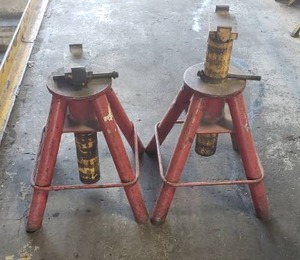 lot 84 image: Lot of 2 Snap On YA-522 10-Ton Jack Stands