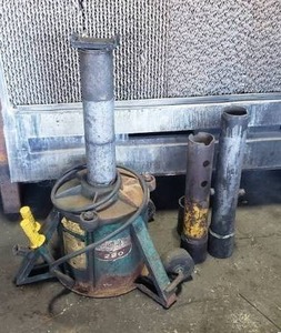 lot 90 image: Emerson Model 220 12 Ton Air Lift Jack w 2 Extensions