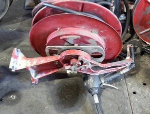 lot 113 image: Reelcraft Retracting Hose Reel w 12 Oil Hose, Meter Gun & CeilingWall Mount
