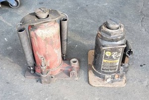 lot 182 image: Lot of 2 Bottle Jacks, Omega 20-Ton