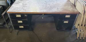 lot 191 image: Vintage Metal Desk w Drawers