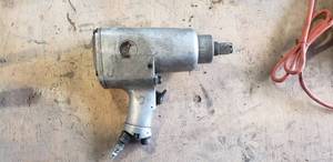 lot 269 image: Milwaukee Pneumatic Tool 34 Impact Wrench - Model MP 151