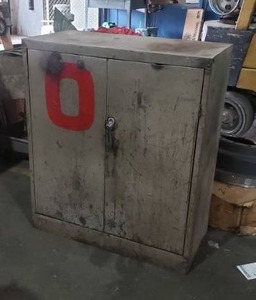 lot 335 image: Metal Tennsco 2-Door Floor Cabinet