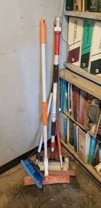 lot 422 image: Lot of 4 BroomsMop