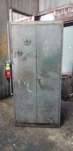 lot 434 image: Green 2 Door Metal Cabinet