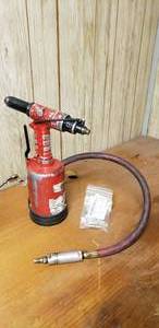 lot 721 image: Chicago Pneumatic CP884 14 AirHydraulic Riveter Tool w Extra Replacement Parts