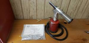 lot 722 image: Marson M-4 AirHydraulic Riveter Tool w Hose & Extra Replacement Parts