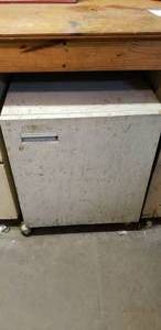 lot 734 image: Metal Rolling Cabinet w Shelves