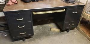 lot 776 image: Vintage Metal Desk w 6 Drawers