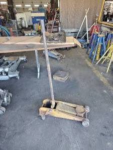lot 82 image: Heavy Duty 3 Ton Rolling Hydraulic Jack