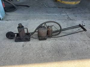 lot 55 image: Vintage Chicago Pneumatic Heavy Duty Air Over Hydraulic Bottle Jack