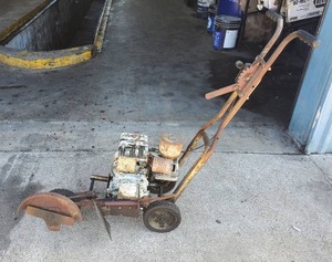 lot 56 image: Gas Powered Edger w Briggs & Stratton 2HP Motor