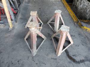 lot 61 image: Lot of 4 Adjustable Jack Stands