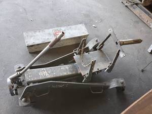 lot 67 image: Gray MM-2000 Multi-Matic Transmission Jack w Extras