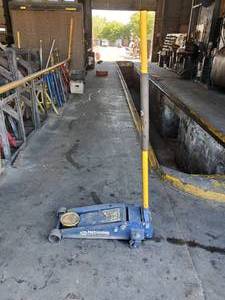 lot 72 image: Napa Professional Rolling Hydraulic Floor Jack - Model 7916420B