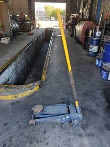 lot 73 image: Napa Professional Rolling Hydraulic Floor Jack - Model 7916420A