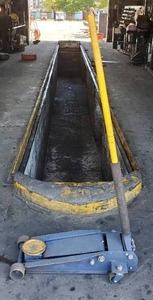 lot 75 image: Napa Professional Rolling Hydraulic Floor Jack - Model 7916420A