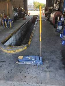 lot 77 image: Napa Professional Rolling Hydraulic Floor Jack, Model 79164202B