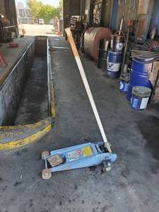 lot 85 image: OTC Model 1731 2 34 Ton Rolling Hydraulic Service Jack