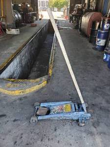 lot 86 image: OTC Model 1731 2 34 Ton Rolling Hydraulic Service Jack