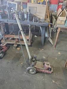 lot 97 image: Rolling Heavy Duty Floor Jack