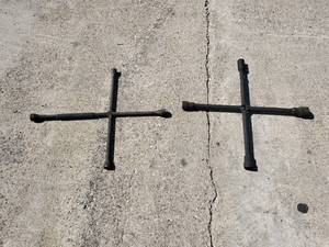 lot 100 image: Lot of 2 Tire Irons