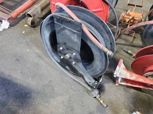 lot 108 image: Retracting Hose Reel w 12 Air Hose