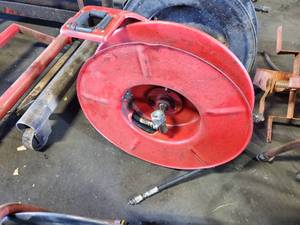 lot 109 image: Reelcraft Retracting Hose Reel w 38 Air Hose & CeilingWall Mount