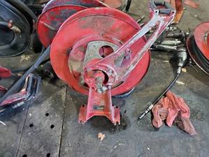lot 114 image: Reelcraft Retracting Hose Reel w 12 Oil Hose, Oil Gun & CeilingWall Mount