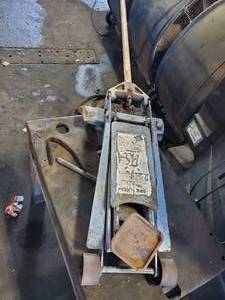 lot 123 image: OTC Model 1731 2 34 Ton Rolling Hydraulic Service Jack