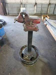 lot 161 image: WOW, Wilton 1750 5 Swivel Bench Vise w Stand, $$$