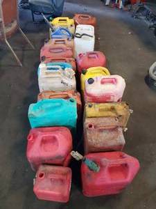 lot 177 image: Lot of 21 Plastic Gas & Water Cans