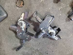 lot 254 image: Heavy Duty Tow Truck Locking Axle Clamps