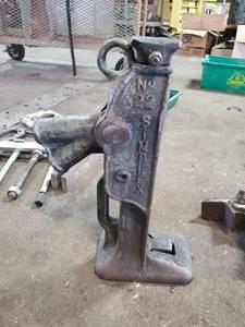 lot 256 image: Vintage Simplex No. 22 Cast Iron Railroad Jack