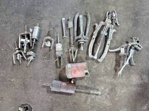 lot 285 image: Lot of 2 Snap-On Hydraulic Bearing Pullers & 2 Flywheel Pilot Bearing Pullers