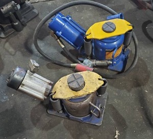 lot 346 image: Lot of 2 Air Over Hydraulic Bottle Jacks.  1 Shorty