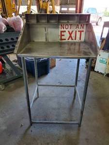lot 414 image: Metal Work Station