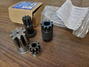 lot 743 image: Lot of Engine Barring ToolsSockets, Cummins OTC 7471A, Volvo 88840317 & MORE
